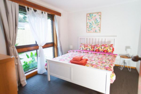 Stay next to train station! Melbourne CBD 12 km!
